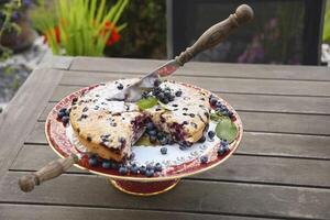 groß frisch gebacken hausgemacht Blaubeere Kuchen mit ein Messer im das Kuchen foto