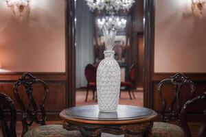 elegant runden Tabelle mit Stühle und Weiß Vase - - Innere Dekor im Venedig, Italien foto