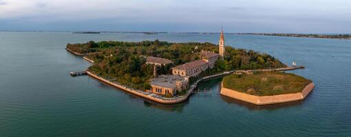 Antenne Aussicht von das geplagt Geist Insel von poveglia im das venezianisch Lagune foto