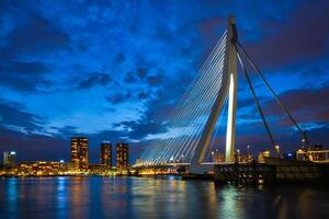 Aussicht von Erasmus Brücke Erasmusbrug und Rotterdam Horizont. Rotterdam, Niederlande foto
