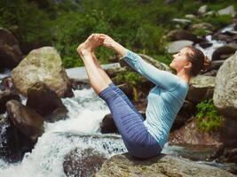 Frau tun Ashtanga Vinyasa Yoga Asana draußen foto