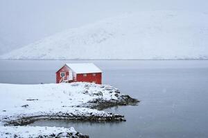 rot rorbu Haus im Winter, Lofoten Inseln, Norwegen foto