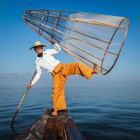 burmesischer Fischer am Inle See, Myanmar foto