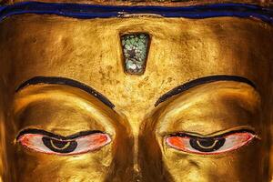 Augen von maitreya Buddha schließen oben foto