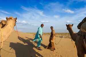 zwei Kameltreiber Kamel Treiber mit Kamele im Dünen von thar Wüste foto
