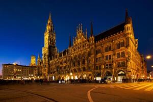 marienplatz Platz beim Nacht mit Neu Stadt, Dorf Halle neues rathaus foto