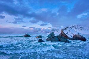 norwegisch Meer Wellen auf felsig Küste von Lofoten Inseln, Norwegen foto