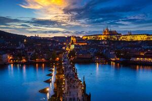 Nacht Aussicht von Prag, Charles Brücke, Moldau Fluss foto