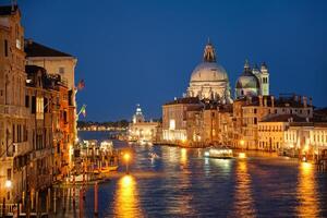 Aussicht von Venedig großartig Kanal und Santa Maria della Gruß Kirche im das Abend foto