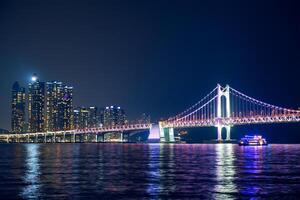 gwangan Brücke und Wolkenkratzer im das Nacht. Busan, Süd Korea foto