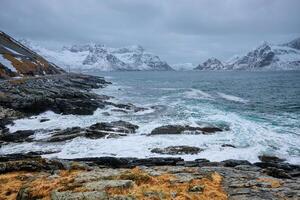 norwegisch Meer Wellen auf felsig Küste von Lofoten Inseln, Norwegen foto