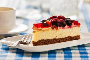 Kuchen auf Teller mit Gabel und Kaffee Tasse foto