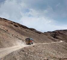 manali-leh Straße im indisch Himalaya mit LKW foto