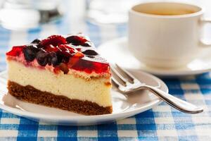 Kuchen auf Teller mit Gabel und Kaffee Tasse foto