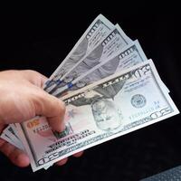 Hand Sender Dollar. übertragen Geld aus von das Hände. amerikanisch Dollar im ein Hand foto