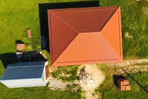 Haus mit ein Orange Dach gemacht von Metall, oben Sicht. metallisch Profil gemalt gewellt auf das Dach. foto