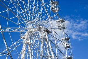 Weiß Ferris Rad gegen das Blau Himmel. Ferris Rad im das Park foto