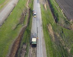 oben Aussicht von das Straße Reparatur. Technik zum Reparatur von Asphalt. Ersatz von Asphalt Gehweg. foto