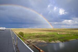 Regenbogen, Aussicht von das Dach von das Gebäude. foto