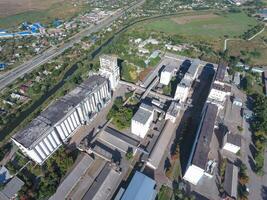 oben Aussicht von ein Silo Aufzug. Luftfotografie industriell Objekt. foto