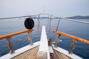 Deck von ein Vergnügen Yacht foto