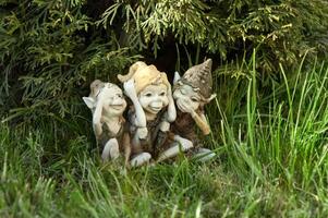 Statuette von Elfen nicht Hören nicht Sehen nicht reden im das Gras. foto