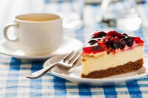 Kuchen auf Teller mit Gabel und Kaffee Tasse foto