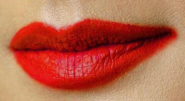 schön jung Frau gesund Lippen. weiblich Lippen mit beschwingt Lippenstift Farbe. Lippe Pflege und Schönheit foto