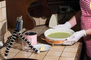 Frau Kochen Spinat Muffin Schritt durch Schritt Putten Teig in Keramik Backen Gericht foto
