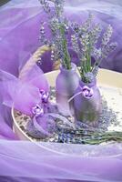 lila Lavendel im Vasen und Lavendel Beutel, Chiffon Taschen auf ein Tablett, immer noch Leben foto