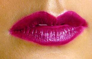 schön jung Frau gesund Lippen. weiblich Lippen mit beschwingt Lippenstift Farbe. Lippe Pflege und Schönheit foto