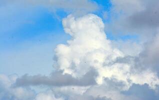 Foto von Weiß Himmel und hell Blau Wolken