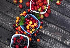 frisch Wald Beeren auf hölzern Hintergrund foto