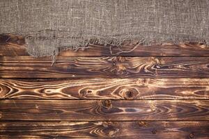 dunkler Holzhintergrund mit Sackleinen, rustikalem Holz und Sack foto