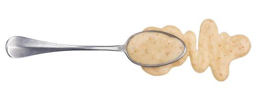 Sesam Soße. spritzt und verschüttet Erdnuss Soße mit Löffel isoliert auf Weiß Hintergrund. oben Aussicht foto