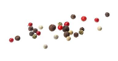 Pfeffer mischen. Schwarz, Rot, Weiß und Piment Pfefferkorn Saat isoliert auf Weiß Hintergrund foto