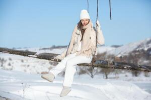 Porträt von ein schön jung Frau im Weiß Winter Kleider auf Natur foto