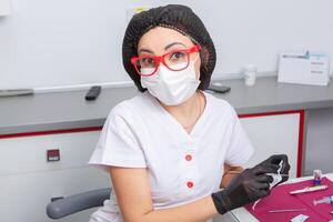 Zahnarzt Prüfung geduldig Zähne im Dental Klinik. Zahnheilkunde und Gesundheitspflege. Zahnarzt halten Dental Werkzeuge im ihr Hände. foto