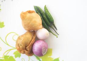 ein Samosa ist ein frittiert Gebäck von Süd Asien Das ist gefüllt mit Bohnenkraut Zutaten einschließlich Erbsen, Schweinefleisch, Fisch, Zwiebeln, oder würzig Kartoffeln. ebenfalls namens shingara. foto