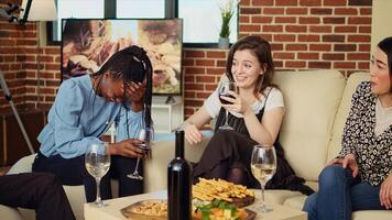 inklusive Gruppe von Unternehmen Arbeitskräfte feiern Geschäft Erfolg beim arbeiten, versammelt beim Zuhause zu Toast Wein Brille zum ihr Errungenschaften, werfen Wohnung Party im gemütlich Leben Zimmer foto