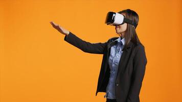 asiatisch Mitarbeiter prüft virtuell Wirklichkeit Brille auf Kamera, haben Spaß mit künstlich Intelligenz Technologie auf modern Brille. klug Frau mit vr Headset zum interaktiv Technik Simulation. foto