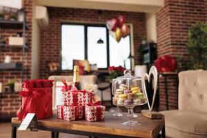 leeren Wohnung gefüllt mit romantisch die Geschenke und rot Rosen, warten zum Freund und Freundin zu Kommen Sie und genießen Valentinstag s Tag. Leben Zimmer voll mit Ballons und Wein. Liebe Urlaub Konzept foto