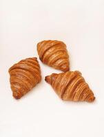 frisch 3 Französisch Croissants mit Schatten auf Weiß Hintergrund und Raum zum Text foto