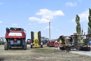 kombinieren Erntemaschinen torum. landwirtschaftlich Maschinen. foto