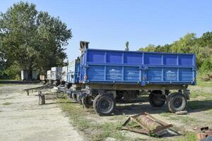 Anhänger Lastwagen zum ein Traktor. das Anhänger zum Ladung Transport foto