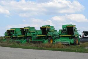 kombinieren Erntemaschinen anziehen. landwirtschaftlich Maschinen. foto