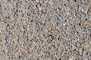 Pellet im alt Asphalt foto