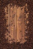 Rahmen von Kaffee Bohnen auf braun hölzern Tabelle foto