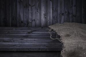 dunkler Holztisch für Produktmontage foto