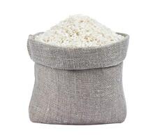 Risotto Reis im Sackleinen Tasche isoliert auf Weiß foto